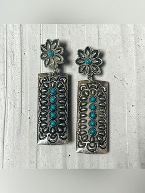 🩵🆕🩵Turquoise Antique Stone Floral Drop Earrings